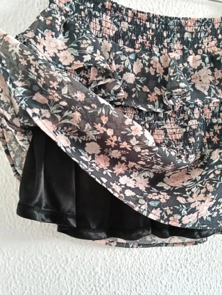 Falda Zara floral con volantes fruncida talla 34