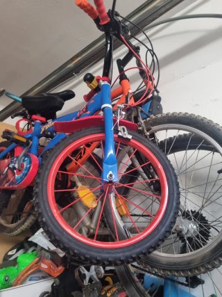 Bicicleta Spiderman Infantil con 2 ruedines atrás