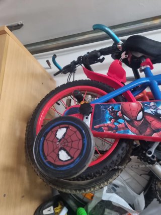 Bicicleta Spiderman Infantil con 2 ruedines atrás