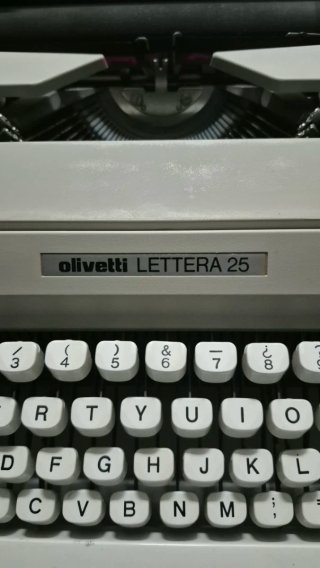 Máquina de escribir Olivetti Lettera 25