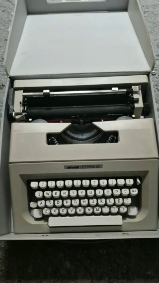 Máquina de escribir Olivetti Lettera 25