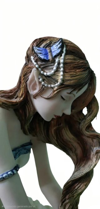 Figura Hada Sentada en Luna