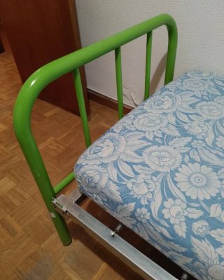 Estructura de cama antigua