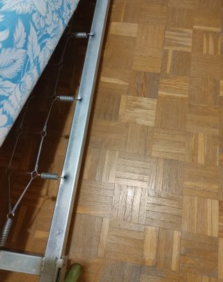 Estructura de cama antigua