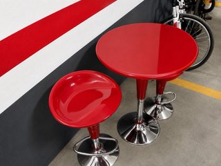 Mesa alta y 2 taburetes rojos