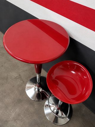 Mesa alta y 2 taburetes rojos