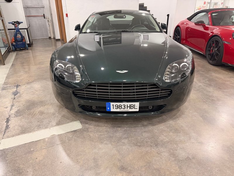 Aston Martin DB9 2011 - foto 1