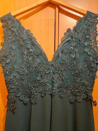 Vestido largo verde con encaje