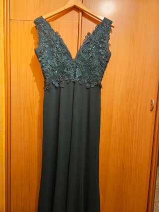 Vestido largo verde con encaje