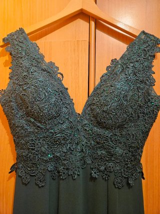 Vestido largo verde con encaje