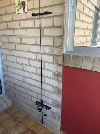 Soporte pared cañas de pescar.