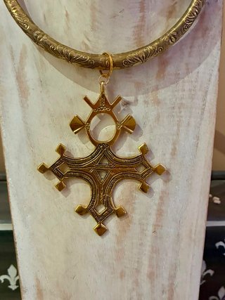 Collar boho dorado con colgante cruz