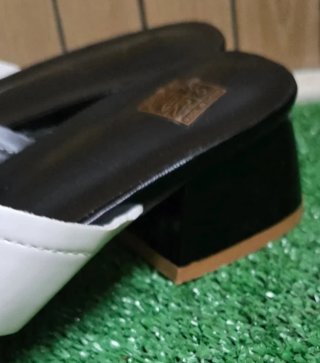 Sandalias de tiras cruzadas negras y blancas