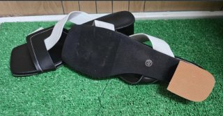 Sandalias de tiras cruzadas negras y blancas