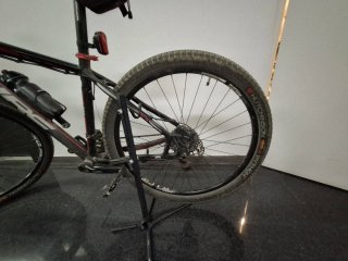 Bicicleta de Montaña Negra y Roja alto brillo.
