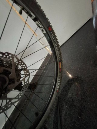Bicicleta de Montaña Negra y Roja alto brillo.
