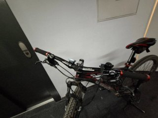 Bicicleta de Montaña Negra y Roja alto brillo.