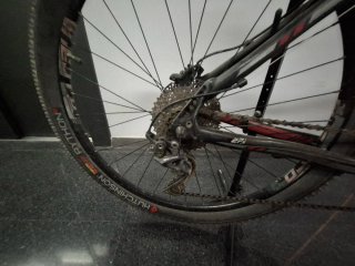 Bicicleta de Montaña Negra y Roja alto brillo.