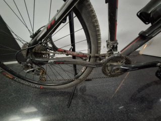 Bicicleta de Montaña Negra y Roja alto brillo.