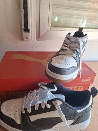 Zapatillas Puma grises y blancas