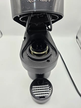 Cafetera Nespresso Vertuo Pop Negra + Capsulas