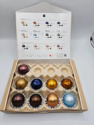 Cafetera Nespresso Vertuo Pop Negra + Capsulas