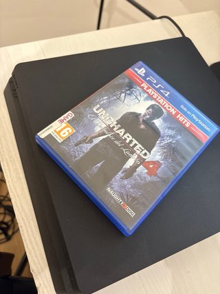 PS4 Slim 1TB Nero + 2 controller + 1 gioco