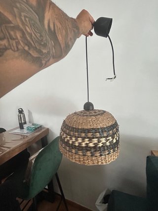 Lámpara de mimbre tejida