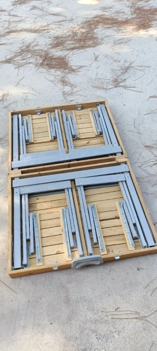 Mesa y 4 taburetes plegables de madera