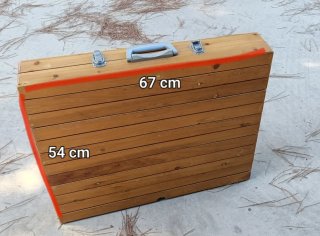 Mesa y 4 taburetes plegables de madera