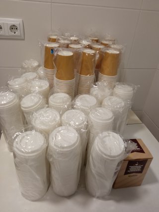 700 Vasos de Cartón 250ml + Tapas + Removedores