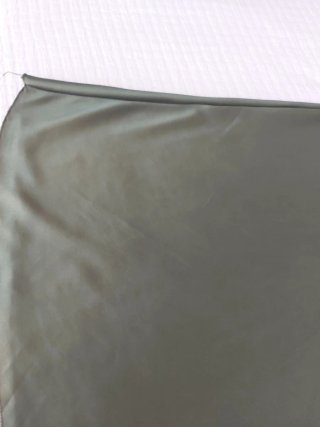 Falda satinada verde oliva talla única