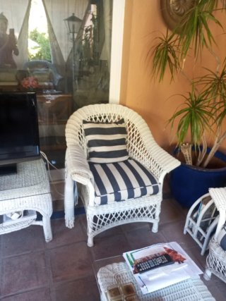 Conjunto de jardín blanco en resina sintética.