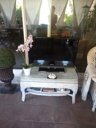 Conjunto de jardín blanco en resina sintética.