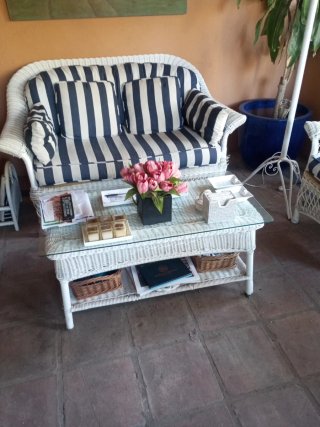 Conjunto de jardín blanco en resina sintética.