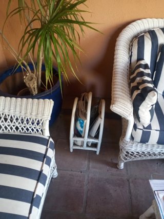 Conjunto de jardín blanco en resina sintética.