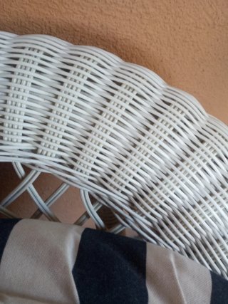 Conjunto de jardín blanco en resina sintética.