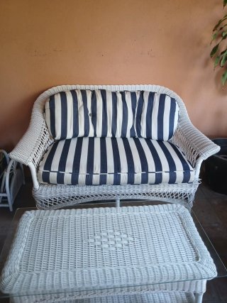 Conjunto de jardín blanco en resina sintética.