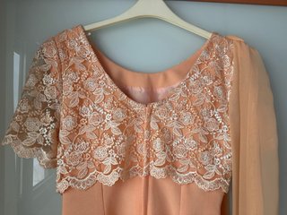 Elegante vestido ceremonia salmón