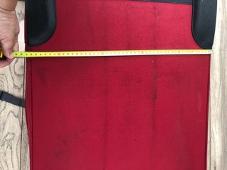 Maleta de viaje roja con ruedas, con daño en tela