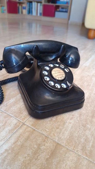 Teléfono antiguo baquelita CTNE 5523-E