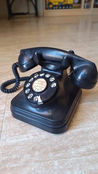 Teléfono antiguo baquelita CTNE 5523-E