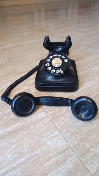 Teléfono antiguo baquelita CTNE 5523-E