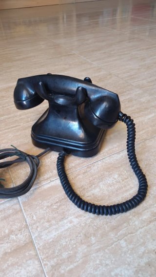 Teléfono antiguo baquelita CTNE 5523-E