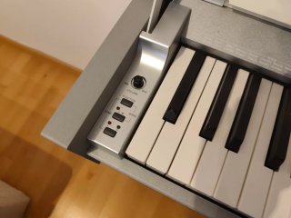 Piano Thomann DP-33 con banqueta