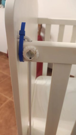Cuna de bebé blanca con colchón.