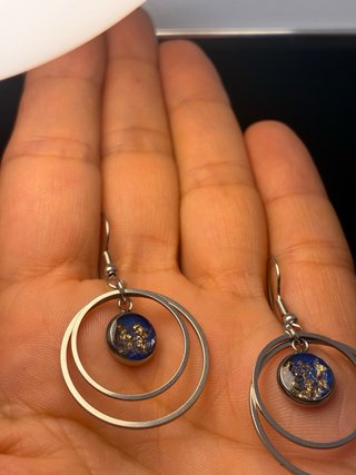 Pendientes artesanales azules y dorados