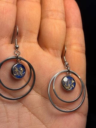 Pendientes artesanales azules y dorados