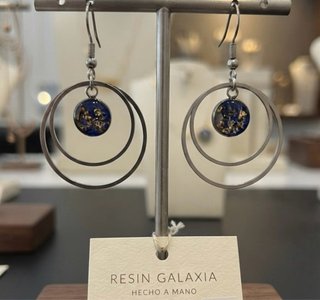 Pendientes artesanales azules y dorados