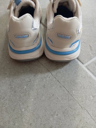 Zapatillas niño Kelme blancas y azules